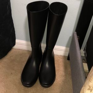 ShoeDazzle Rubber Rain/Winter Boot